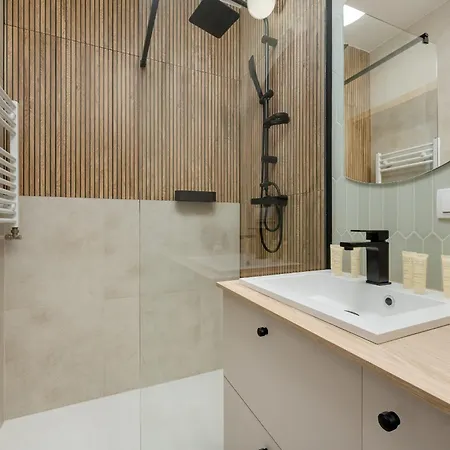 Modern With Parking And Air-conditioning In By Renters Appartement