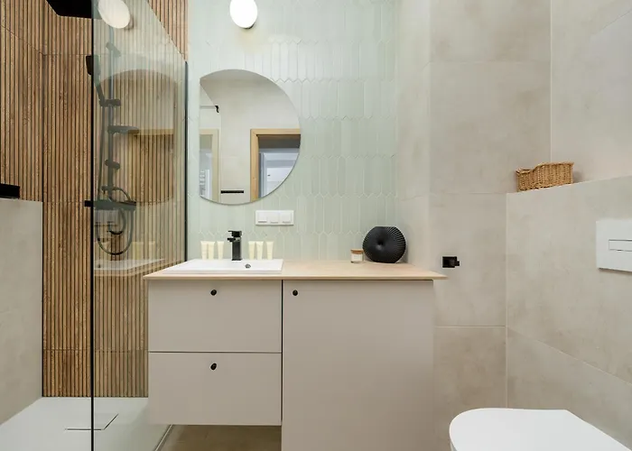 Modern With Parking And Air-conditioning In By Renters