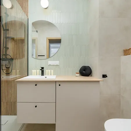 Modern With Parking And Air-conditioning In By Renters